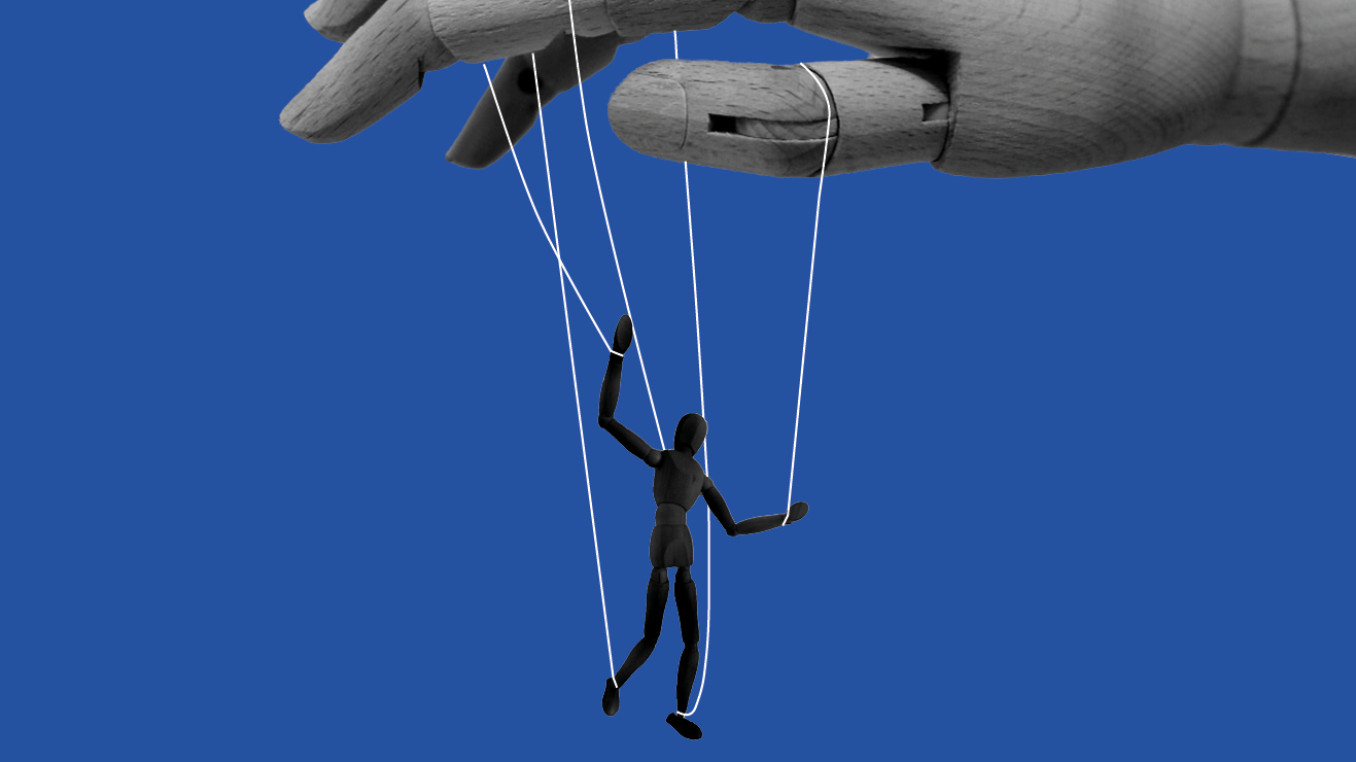Marionette wird von einer Puppenspielerhand an Seilen geführt.