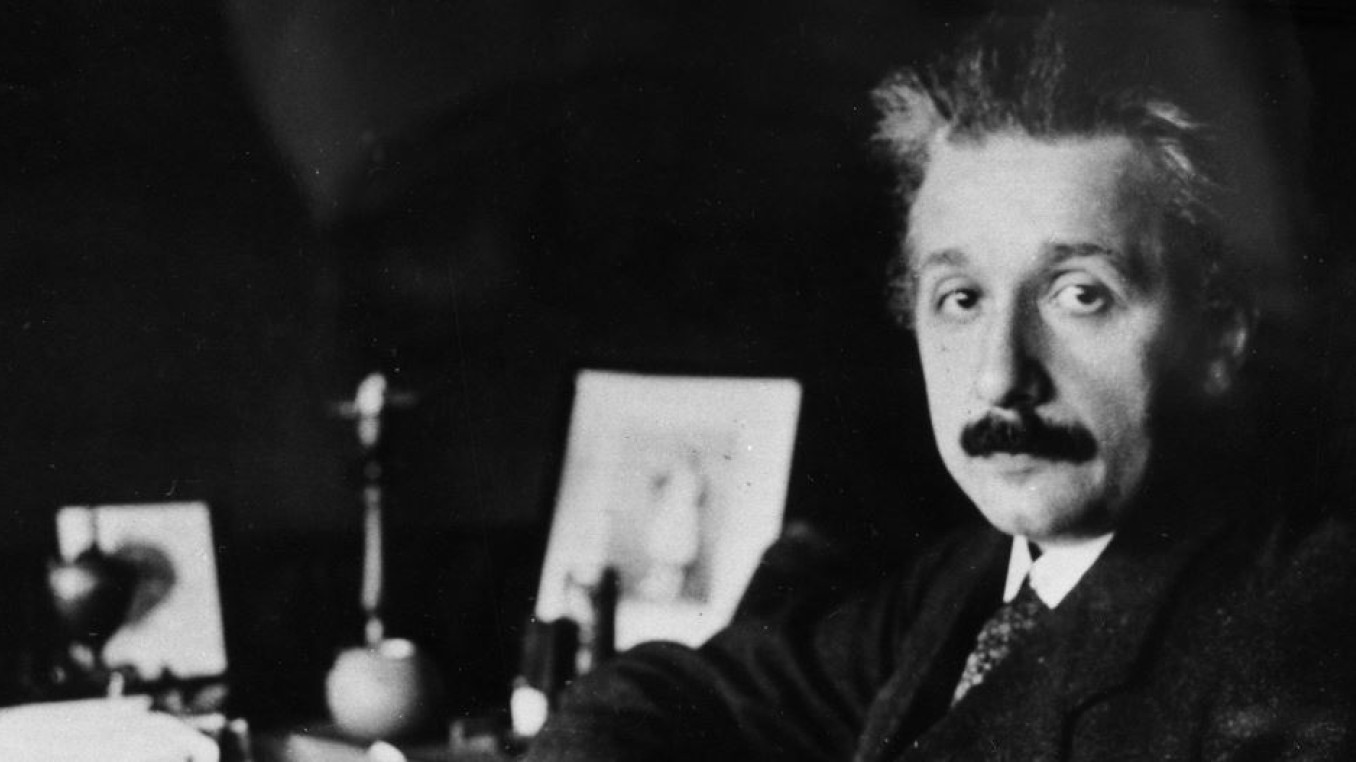 Einstein am Schreibtisch um 1920