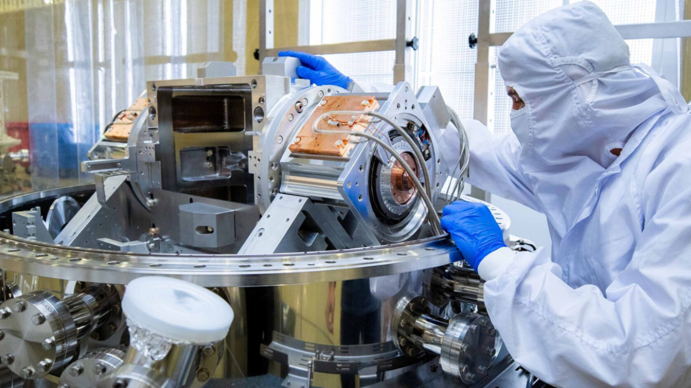 Man working in Sirius, Brazil's fourt generation synchrotron lab 