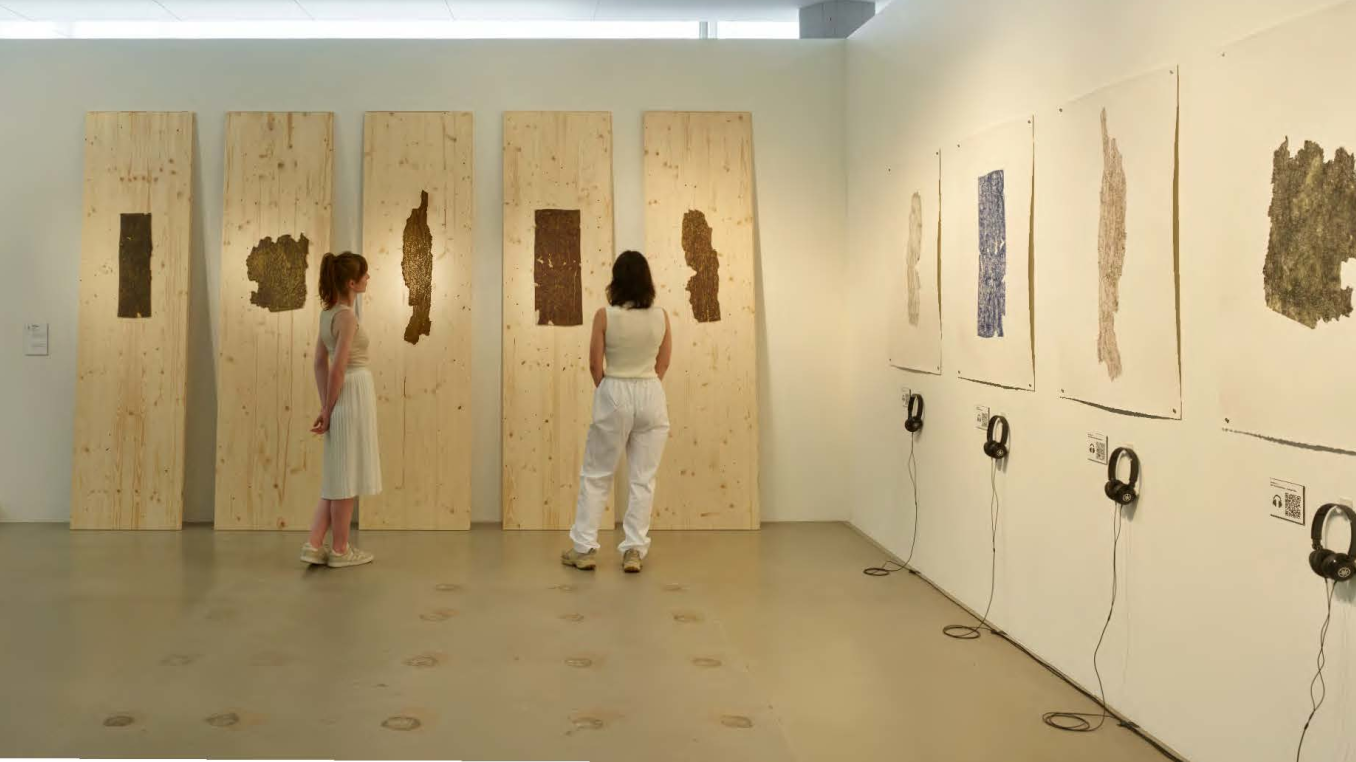 Menschen sehen eine Ausstellung an
