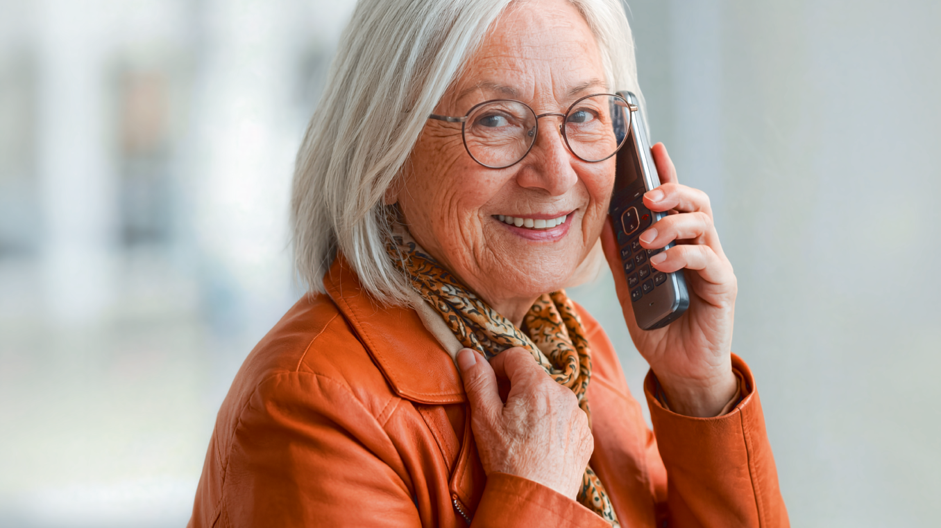 Ältere Frau am Telefon