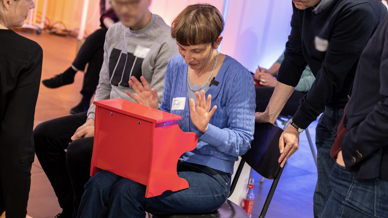 Weibliche Person spielt auf einem Mini-Klavier