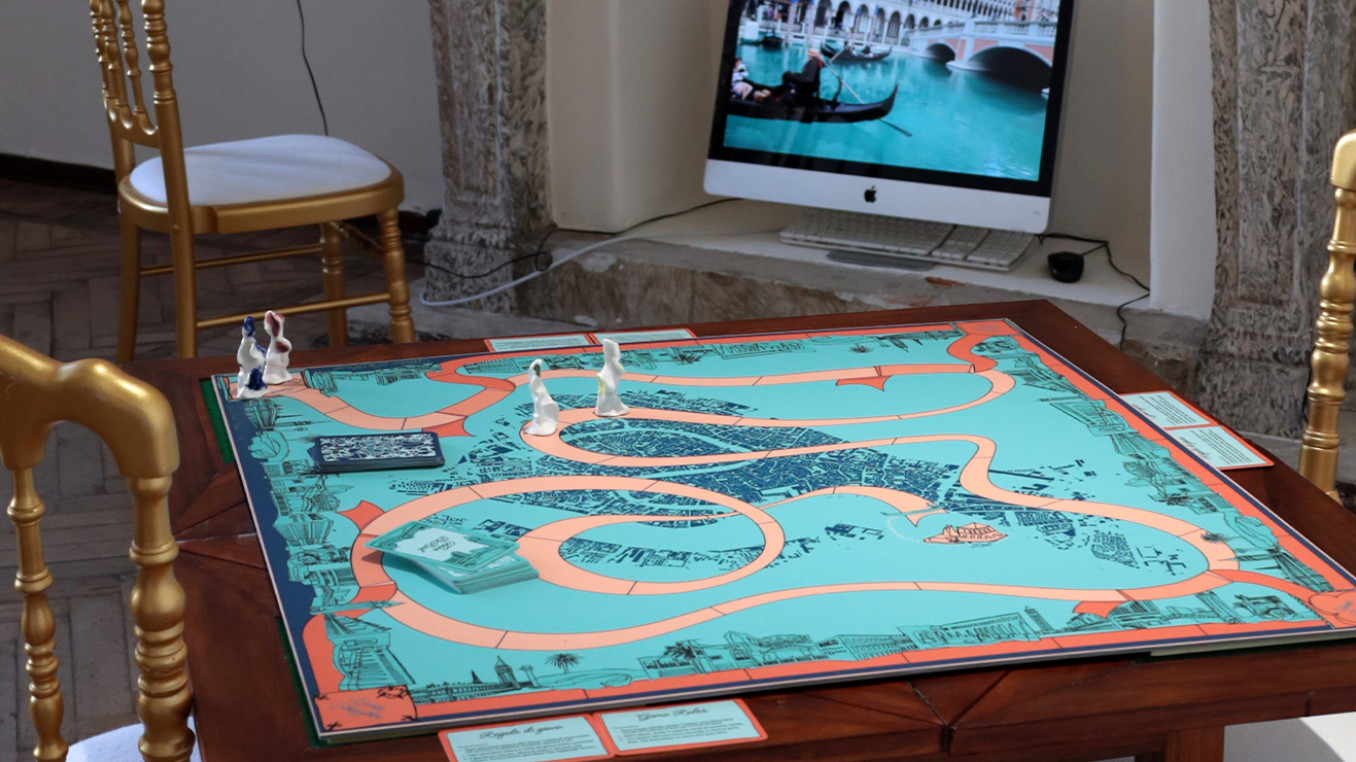 Tisch mit Spielbrett