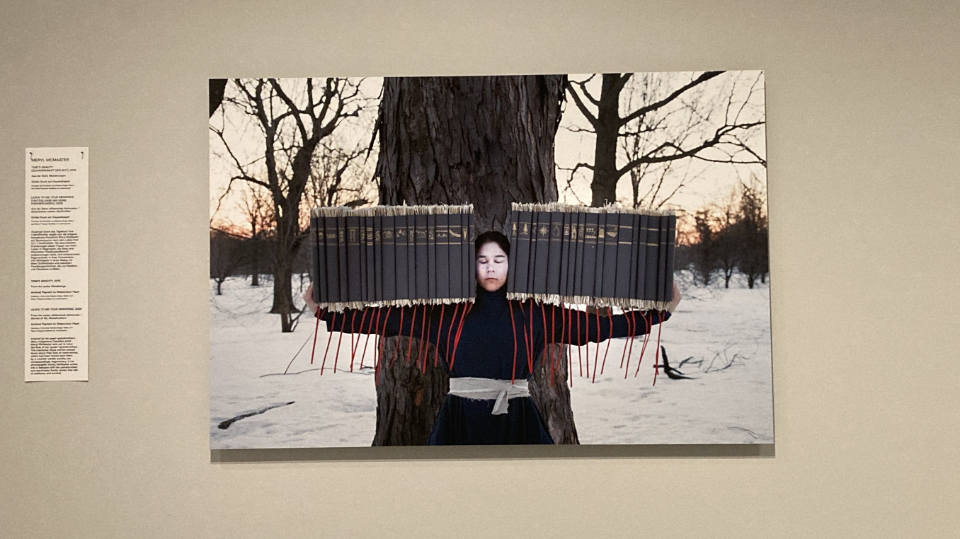 Kunstwerk von Meryl McMaster, Time’s Gravity, 2015