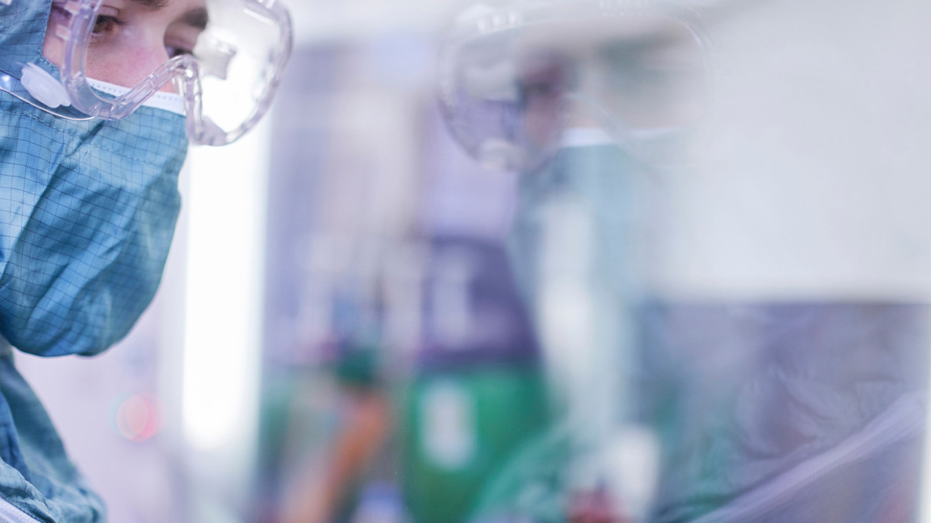 Zeigt Wissenschaftler im Labor bei der Arbeit mit Zelltherapien.