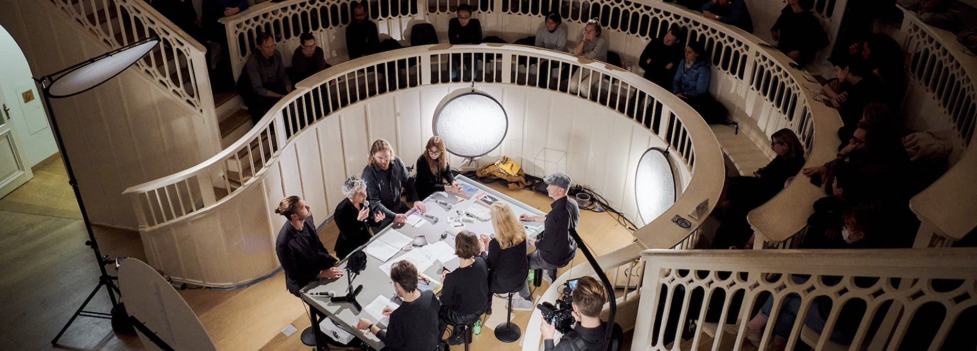 Veranstaltung im Tieranatomischen Theater mit 8 Menschen am Tisch
